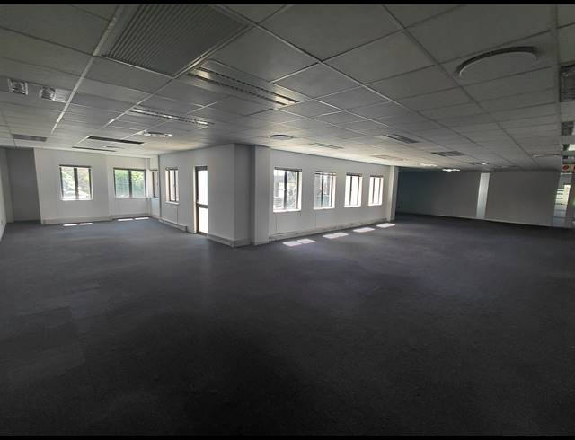 370M² OFFICE TO LET IN LYME PARK
